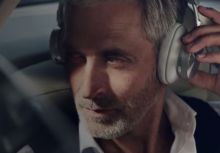 bang-olufsen-background A background image for Bang & Olufsen of a man wearing headphones